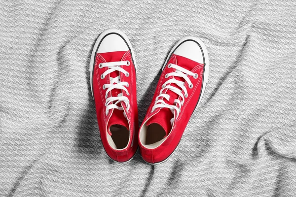Para Nowych Stylowych Czerwonych Adidasów Jasnoszare Tkaniny Płaskie — Zdjęcie stockowe