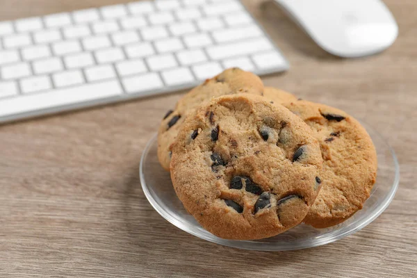 Chocolate Chip Cookies Wooden Table Workplace Closeup — Stock Photo, Image