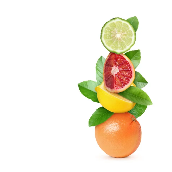 Stack Olika Färska Citrusfrukter Med Gröna Blad Vit Bakgrund — Stockfoto
