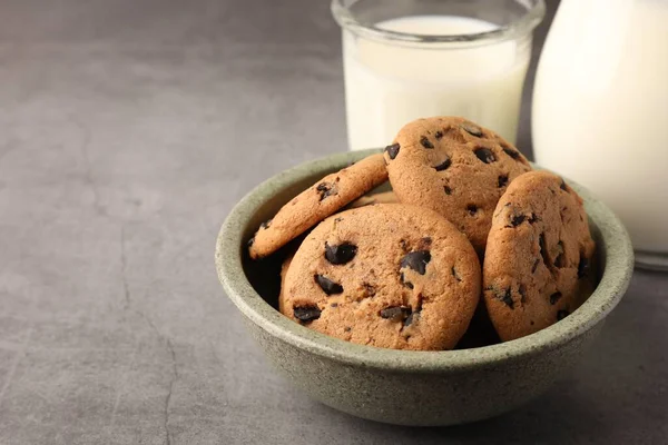 美味的巧克力饼干和牛奶放在灰色的桌子上 案文的篇幅 — 图库照片