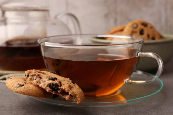 Cup Hot Tea Chocolate Chip Cookies Grey Table Closeup — Stock Photo, Image