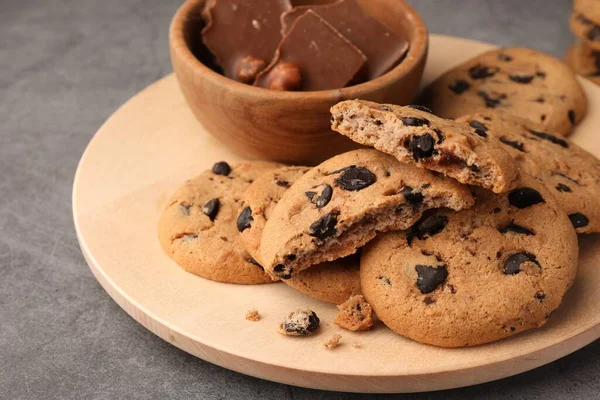 Delicious Chocolate Chip Cookies Grey Table Closeup — Stock Photo, Image