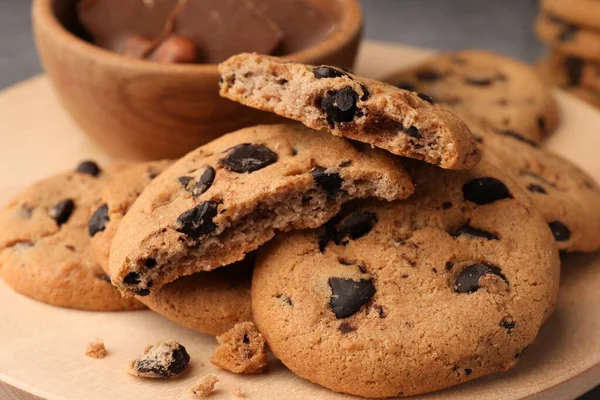 Delicious Chocolate Chip Cookies Wooden Tray Closeup — Stock Photo, Image