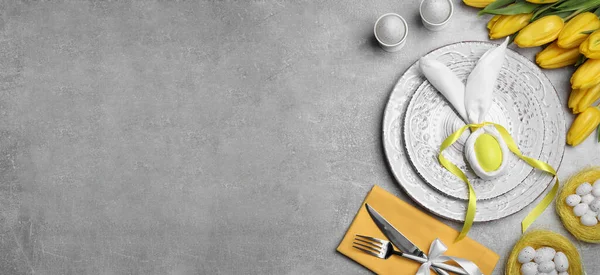 Feestelijke Paastafel Met Konijnenoren Van Servet Grijze Ondergrond Plat Gelegd — Stockfoto