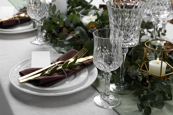 Luxus Asztal Beállítás Gyönyörű Dekorációval Üres Kártyával Ünnepi Vacsora — Stock Fotó