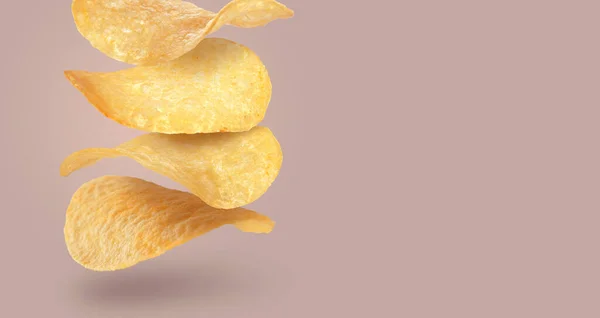 Stapel Smakelijke Chips Vallen Kleur Achtergrond Ruimte Voor Tekst — Stockfoto