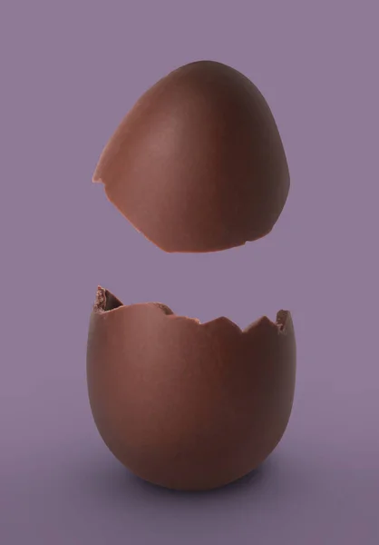 Oeuf Chocolat Lait Éclaté Sur Fond Violet Poussiéreux — Photo