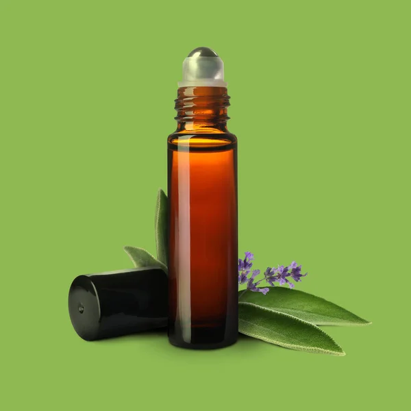 Eine Flasche Lavendelsalbei Ätherisches Blätter Und Blüten Auf Hellgrünem Hintergrund — Stockfoto