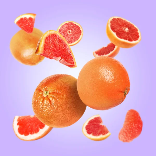Vágott Friss Grapefruit Repül Világos Lila Háttér — Stock Fotó