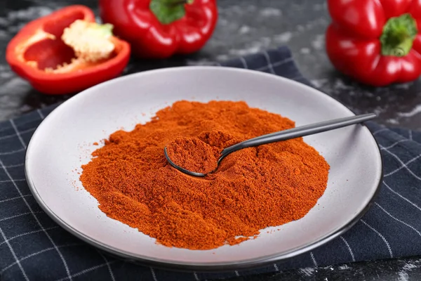 Teller Mit Aromatischem Paprika Und Frischer Paprika Auf Schwarzem Tisch — Stockfoto
