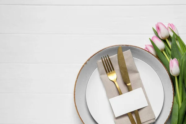 Apparecchiatura Elegante Tavolo Con Posate Carta Carta Tulipani Sfondo Bianco — Foto Stock