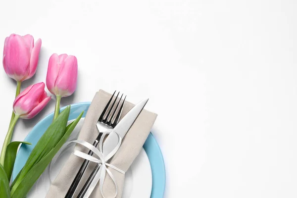 Stílusos Asztali Beállítás Evőeszközökkel Tulipánokkal Fehér Háttéren Lapos Fektetés Szöveg — Stock Fotó