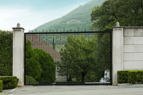 Όμορφη Πέτρα Φράχτη Περίτεχνες Μαύρες Μεταλλικές Πύλες Γύρω Από Σπίτι — Φωτογραφία Αρχείου