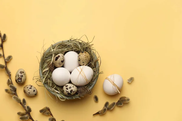 Mutlu Paskalyalar Farklı Yumurtaları Sarı Arka Planda Kabarık Söğüt Dalları — Stok fotoğraf
