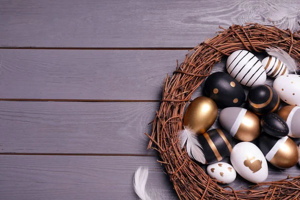 Şenlikli Paskalya Yumurtaları Asma Çelengi Gri Ahşap Masa Üzerindeki Tüyler — Stok fotoğraf