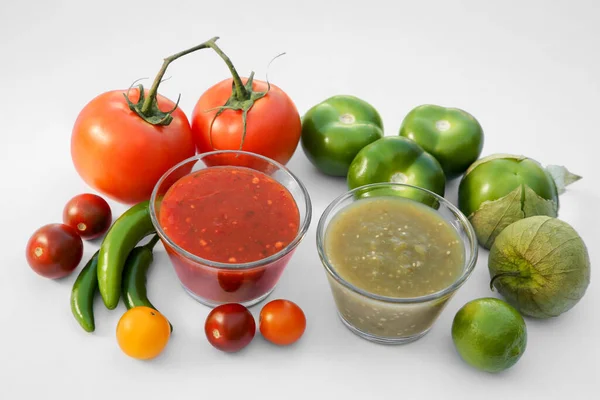 Schalen Met Heerlijke Salsa Sauzen Ingrediënten Witte Achtergrond — Stockfoto