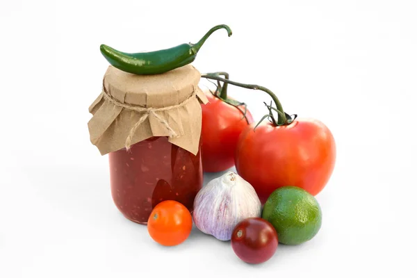 Glas Mit Köstlicher Salsa Sauce Und Zutaten Auf Weißem Hintergrund — Stockfoto