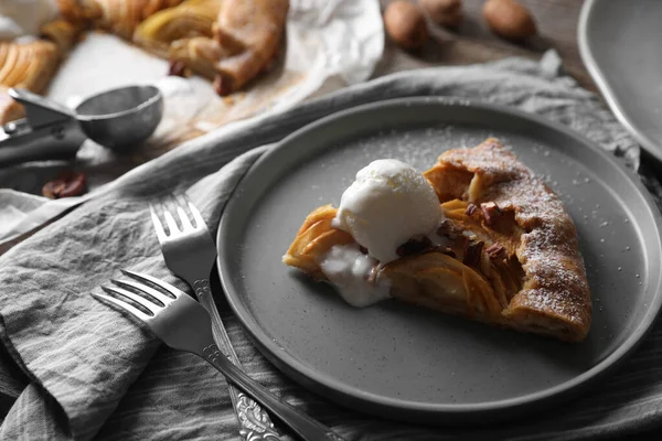 Delicious Galette Μήλο Σερβίρεται Παγωτό Ξύλινο Τραπέζι Closeup — Φωτογραφία Αρχείου