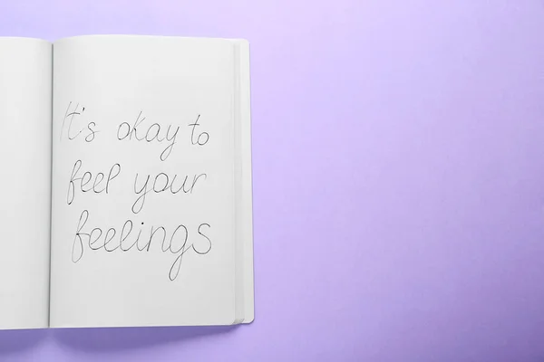 Notebook Kifejezéssel Okay Feel Your Feelings Ibolyás Háttérrel Felülnézet Szöveg — Stock Fotó