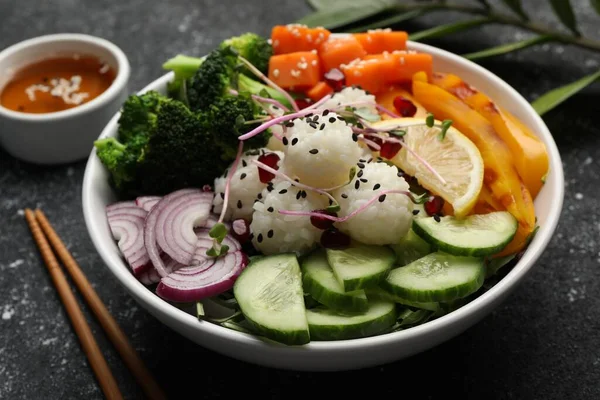 Gri desenli masada bir sürü farklı sebze ve pilav var. Vejetaryen diyeti