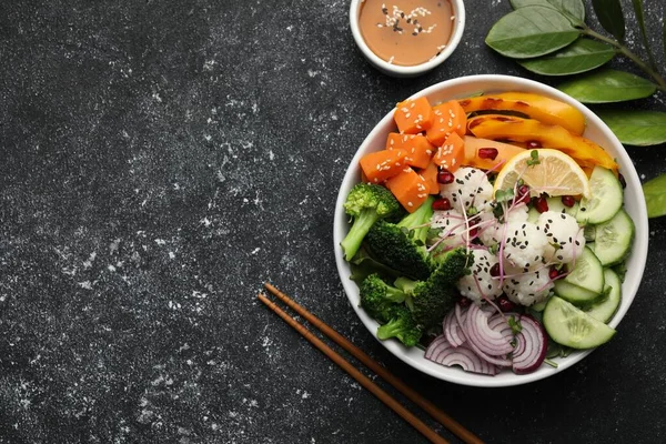 Schüssel Mit Vielen Verschiedenen Gemüsesorten Und Reis Auf Grauem Tisch — Stockfoto