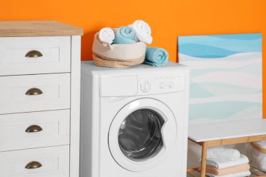 Çamaşır makinesi olan şık bir çamaşır odası. İç tasarım