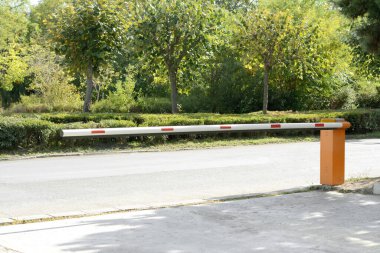 Güneşli bir günde yol kenarında kapalı patlama engeli