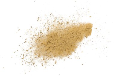 Beyaz arka plana dağılmış kahverengi toz yığını, üst görünüm