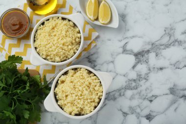 Lezzetli kuskus ve malzemeler beyaz mermer masada, düz yerde. Metin için boşluk