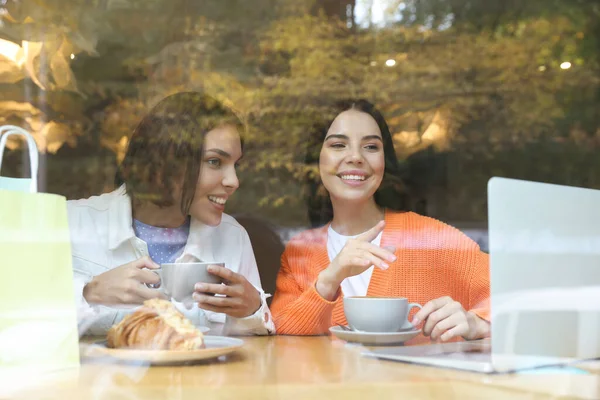 Promocja Specjalna Szczęśliwe Młode Kobiety Pomocą Laptopa Przy Stole Kawiarni — Zdjęcie stockowe