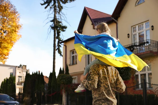 Солдат Военной Форме Несет Дочь Плечах Украинский Флаг Открытом Воздухе — стоковое фото