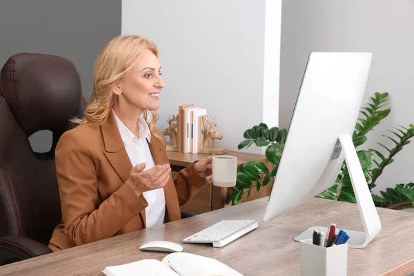 Lady Boss Cup Drink Computer Desk Office Successful Businesswoman — Stockfoto