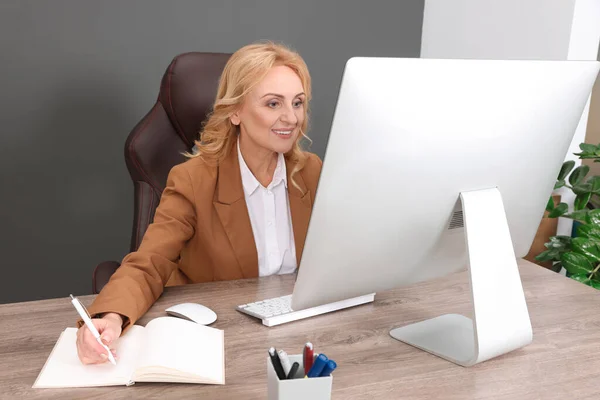 Pani Szef Pracuje Przy Komputerze Biurze Sukces Bizneswoman — Zdjęcie stockowe