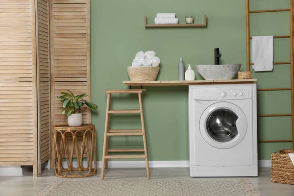 機能的な洗濯機付きのスタイリッシュな洗濯室 インテリアデザイン — ストック写真