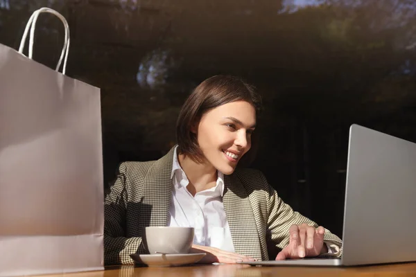 Sonderaktion Glückliche Junge Frau Benutzt Laptop Tisch Café — Stockfoto