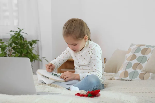 女の子は自宅でオンラインコースで刺繍を学ぶ 趣味の時間 — ストック写真