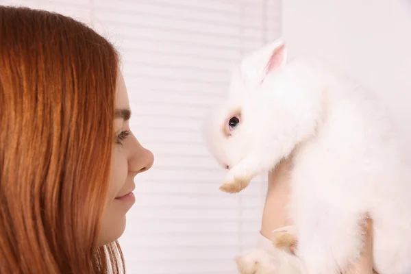 Frau Mit Flauschigem Weißen Kaninchen Drinnen Nahaufnahme Nettes Haustier — Stockfoto