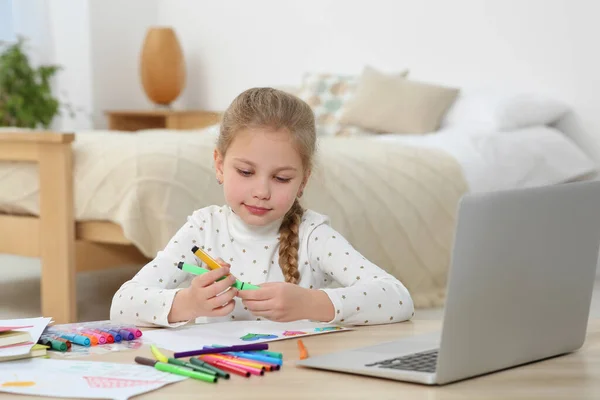 Little Girl Drawing Felt Tip Pen Online Course Home Time — Stock fotografie