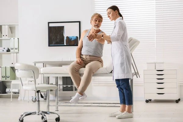 Ortopedista Examinando Paciente Con Brazo Lesionado Clínica —  Fotos de Stock