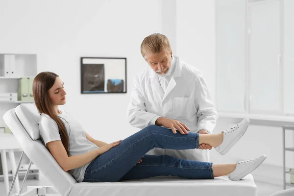 Ortopedista Examinando Paciente Con Rodilla Lesionada Clínica —  Fotos de Stock