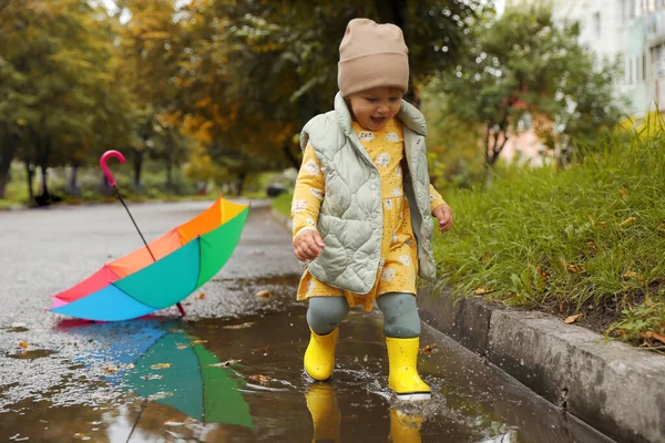 Милая Маленькая Девочка Плескается Водой Сапогами Луже Открытом Воздухе Пространство — стоковое фото