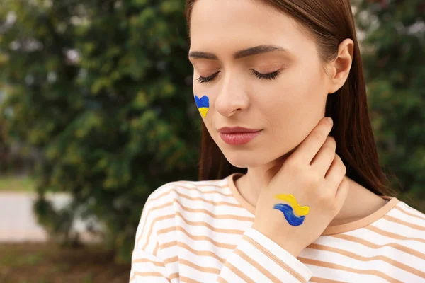 Jovem Com Desenhos Bandeira Ucraniana Livre Close Espaço Para Texto — Fotografia de Stock