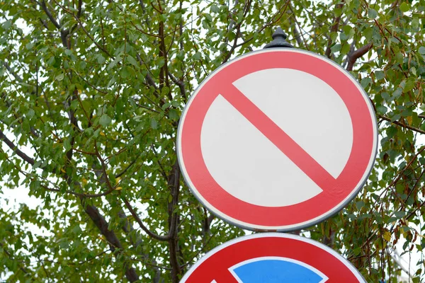 禁止在户外绿树附近张贴载有交通标志的巴士站及货车 — 图库照片