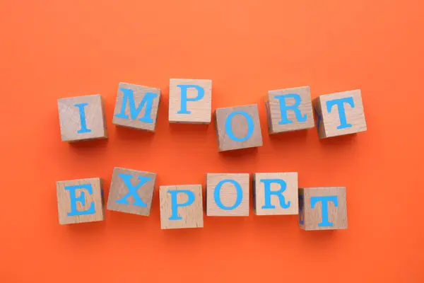 Palabras Importación Exportación Cubos Madera Sobre Fondo Naranja Vista Superior —  Fotos de Stock