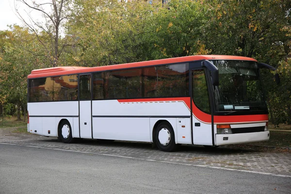 Σύγχρονο Λεωφορείο Την Ημέρα Του Φθινοπώρου Εξωτερικούς Χώρους Δημόσιες Μεταφορές — Φωτογραφία Αρχείου