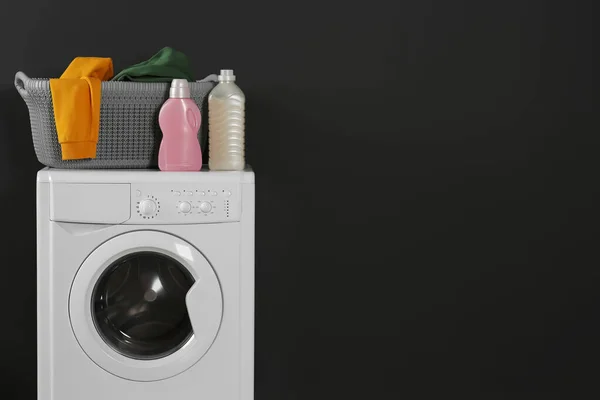 Mesin Cuci Dengan Pakaian Dan Deterjen Pada Latar Belakang Hitam — Stok Foto