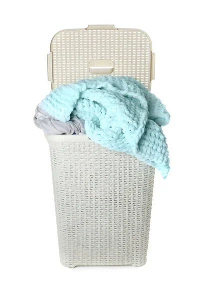 白に隔離された服でいっぱいのプラスチック製の洗濯バスケット — ストック写真