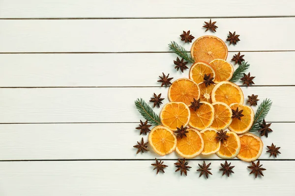 Bílém Dřevěném Stole Ležela Plochá Kompozice Suchými Oranžovými Plátky Jedlovými — Stock fotografie