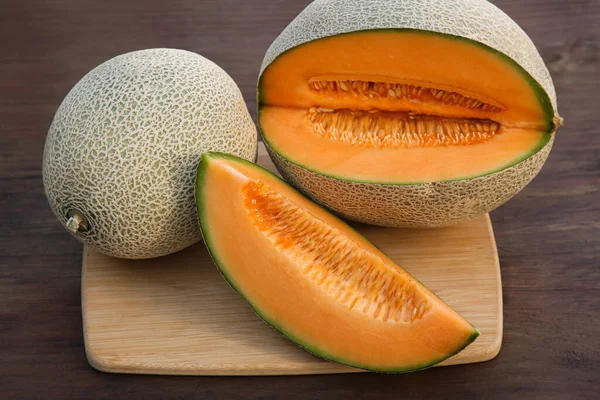 Hele Gesneden Heerlijke Rijpe Meloenen Houten Tafel — Stockfoto