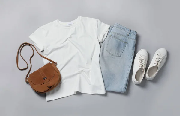 Snygg Shirt Jeans Och Sneakers Ljusgrå Bakgrund Platt Låg — Stockfoto